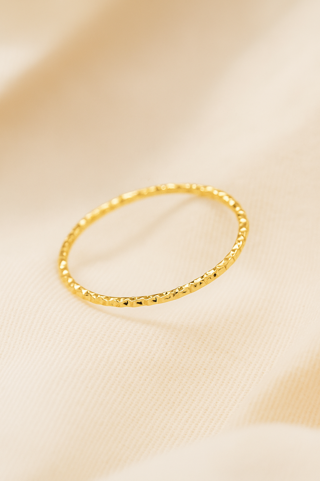Épure Fine – Anel Minimalista Dourado com Acabamento Facetado 1mm