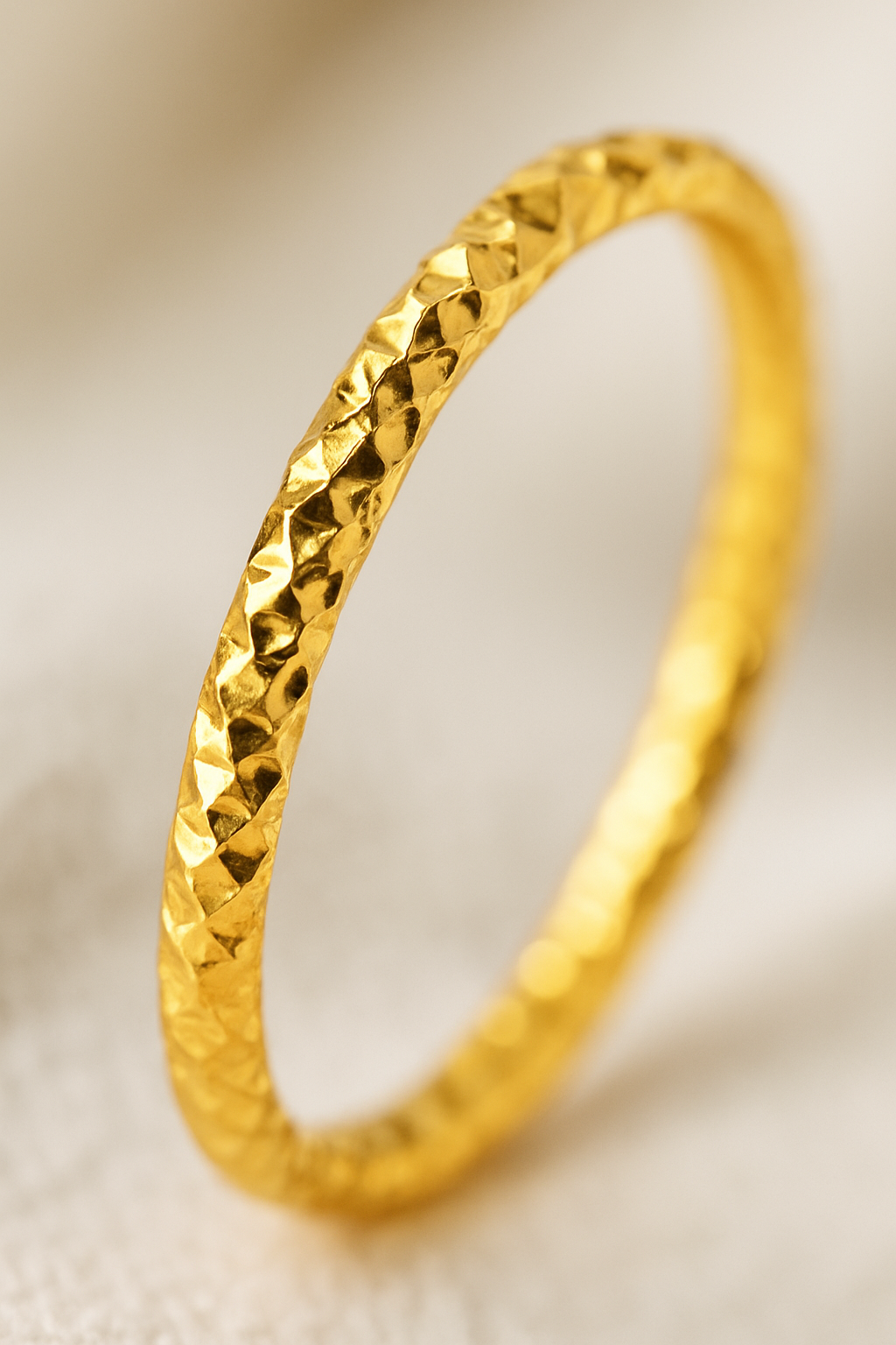 Épure Fine – Anel Minimalista Dourado com Acabamento Facetado 1mm