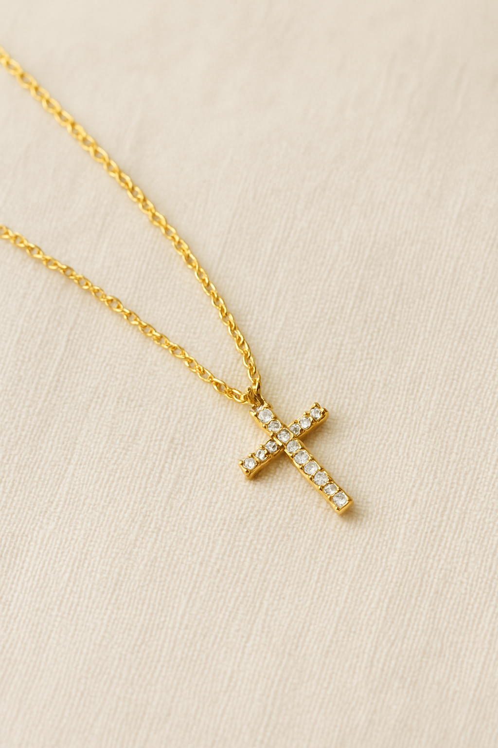 Croix Lumière – Colar Crucifixo com Zircônias Dourado
