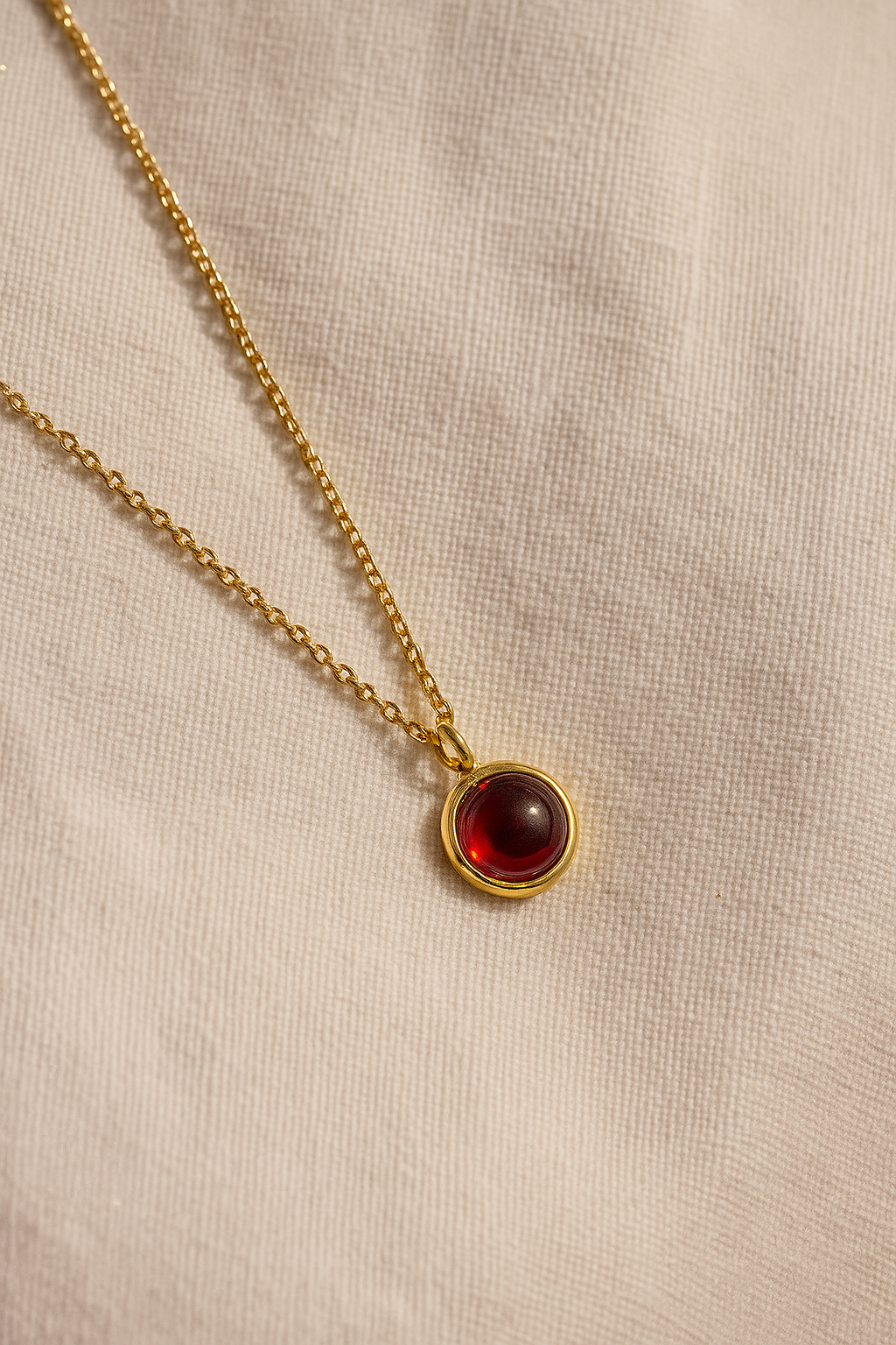 Rouge Élégant – Colar Choker Dourado com Granada Redonda