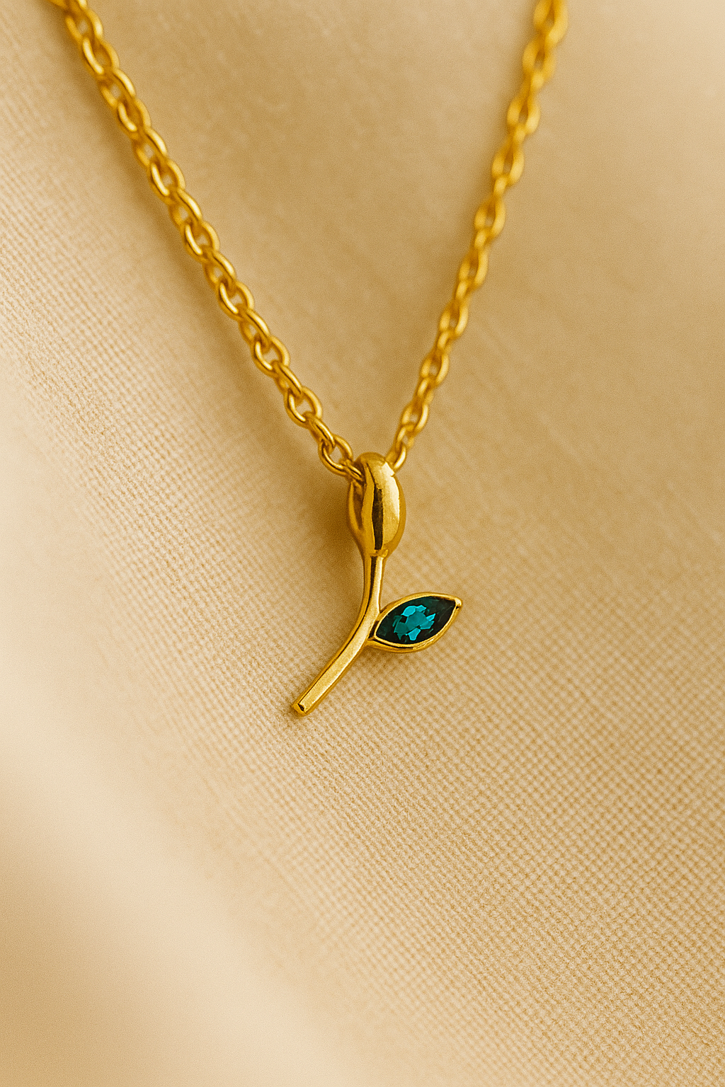 Bouton d’Or – Colar Choker Dourado com Zircônia Verde e Design Floral