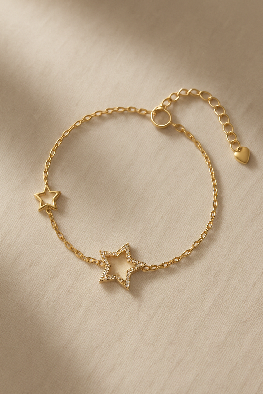 Étoile Ouverte – Pulseira Dourada com Pingente Estrela Vazado e Zircônia
