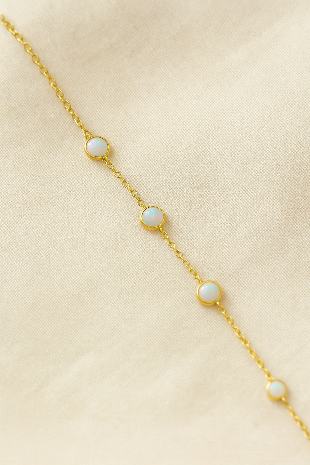Lumière Opale – Pulseira Dourada com Pedra Opalina