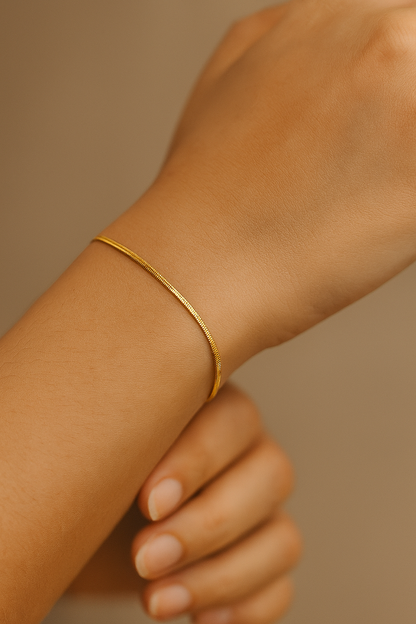Ligne Fine – Pulseira Dourada Minimalista