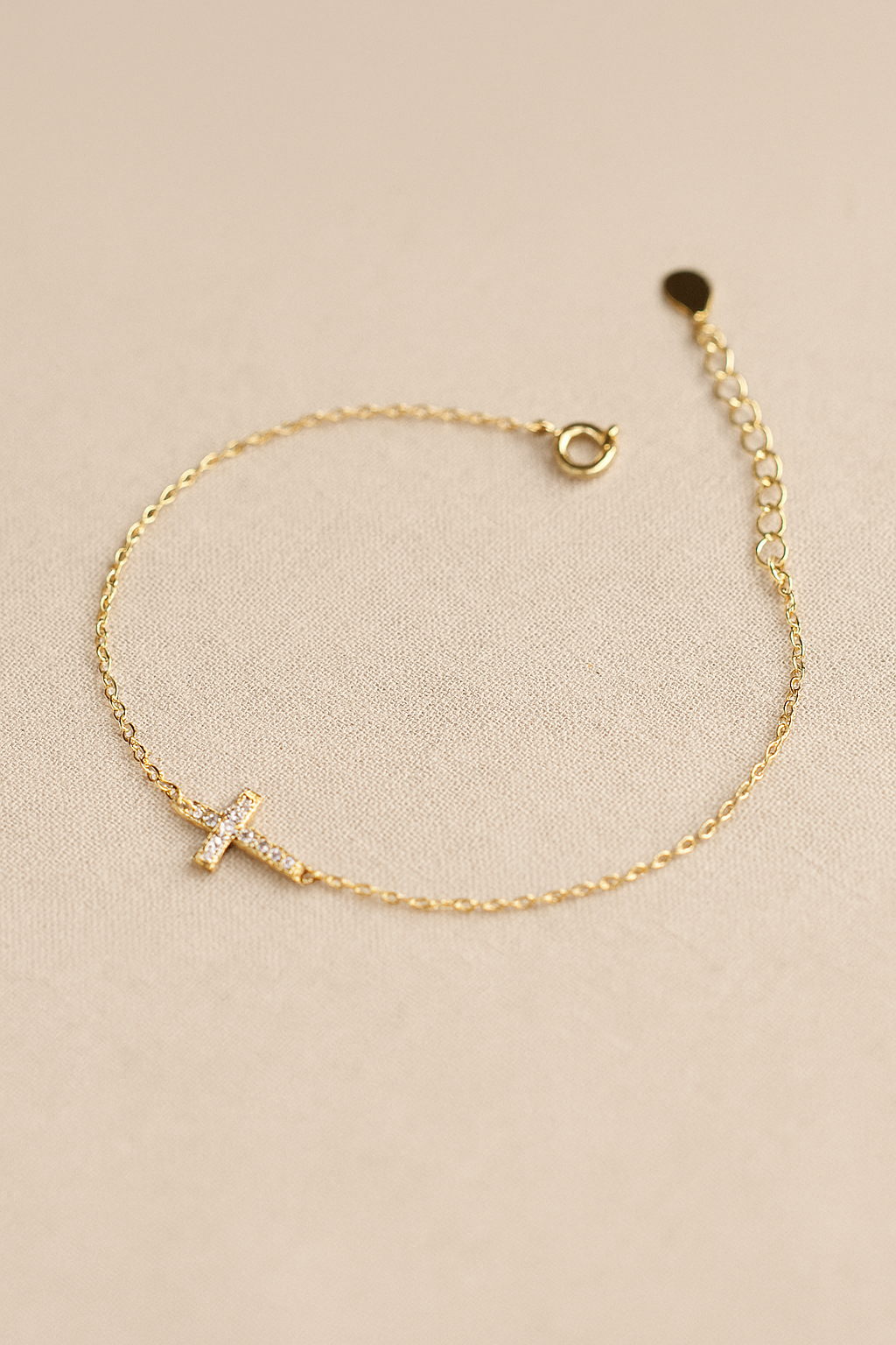Croix de Lumière – Pulseira Dourada com Cruz Cravejada