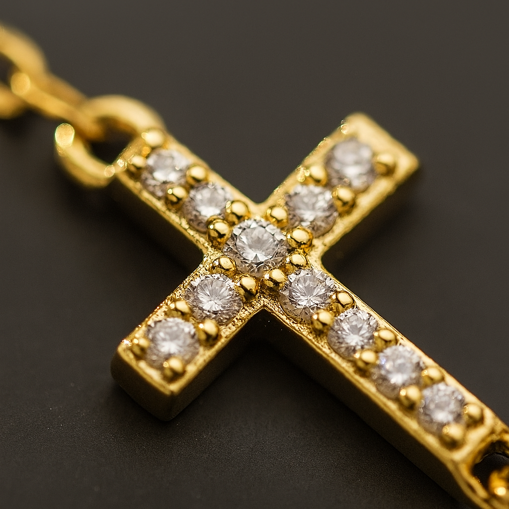 Croix de Lumière – Pulseira Dourada com Cruz Cravejada