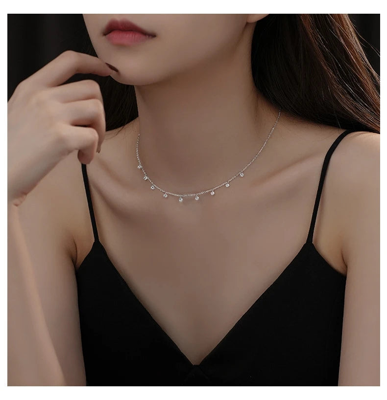 Modelo usando colar dourado de gola com zircônias – Loja Simplicité