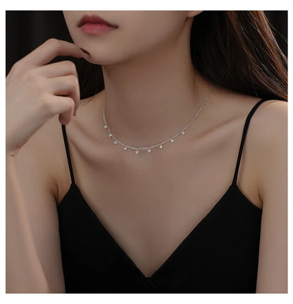 Modelo usando colar dourado de gola com zircônias – Loja Simplicité