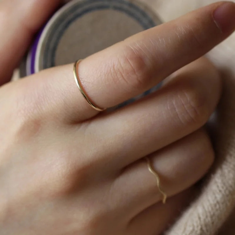 Anel Dourado Fino Minimalista Prata 925 – Ligne d'Or Simplicité