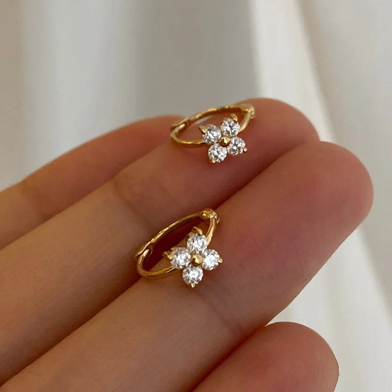 Brinco prata 925 argola trevo banhado ouro 18k com zircônia - Loja Simplicité