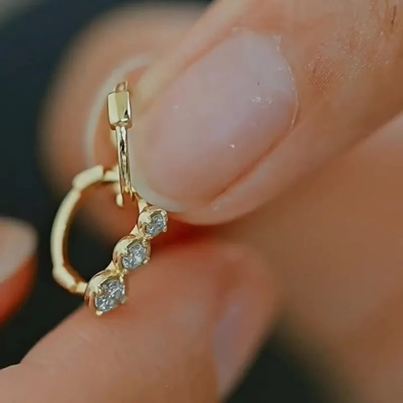 Brinco dourado argola de zircônia em degradê - Loja Simplicité