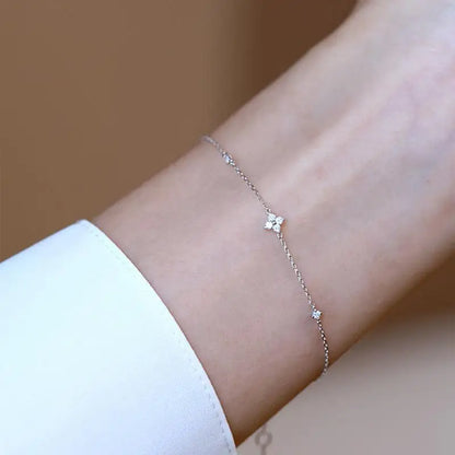 Pulseira Dourada Flor Zircônias Prata 925 – Fleur Précieuse Simplicité