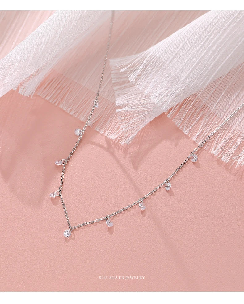 Colar dourado delicado com zircônias em fundo rosé – Loja Simplicité