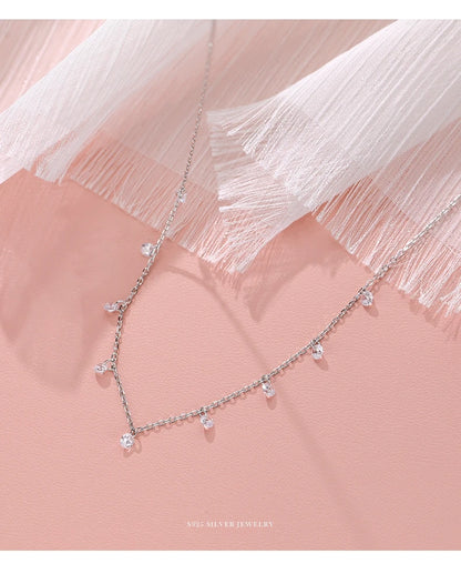 Colar dourado delicado com zircônias em fundo rosé – Loja Simplicité