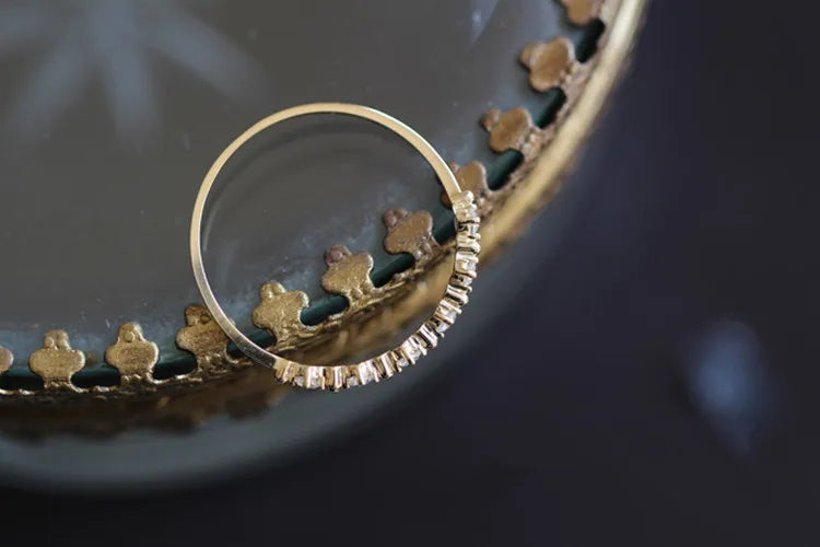 Anel Dourado Pavê Zircônia – Ligne Étincelante Simplicité