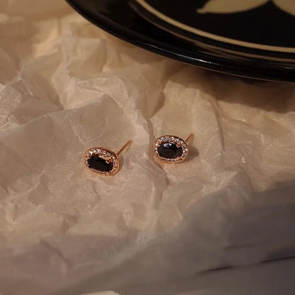 Brinco dourado de ágata negra com zircônias, vista detalhada, Loja Simplicité