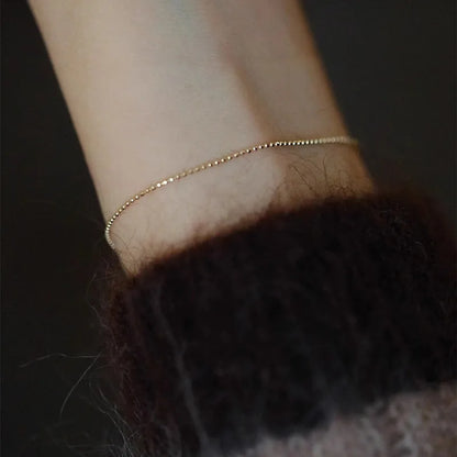 Pulseira dourada de correntinha com contas no pulso, ajustável, Loja Simplicité
