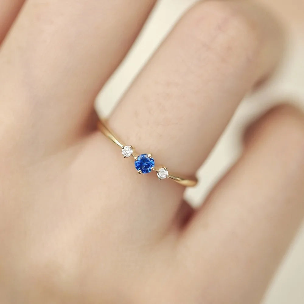 Anel Dourado Zircônia Azul – Goutte de Saphir Simplicité