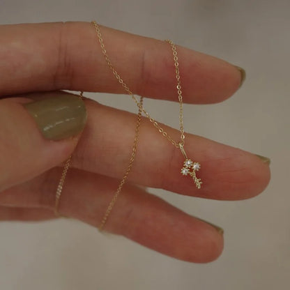 Colar dourado de chave Petite Clé Brillante em close — Simplicité