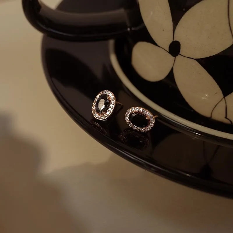 Brinco dourado ágata negra zircônia em produção elegante, Loja Simplicité