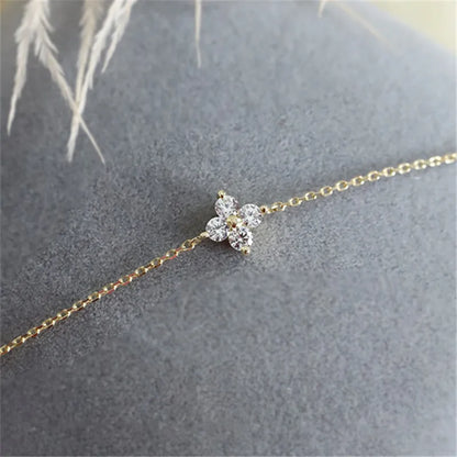 Detalhe do fecho e pingente flor dourado da pulseira de zircônia, prata 925, Loja Simplicité