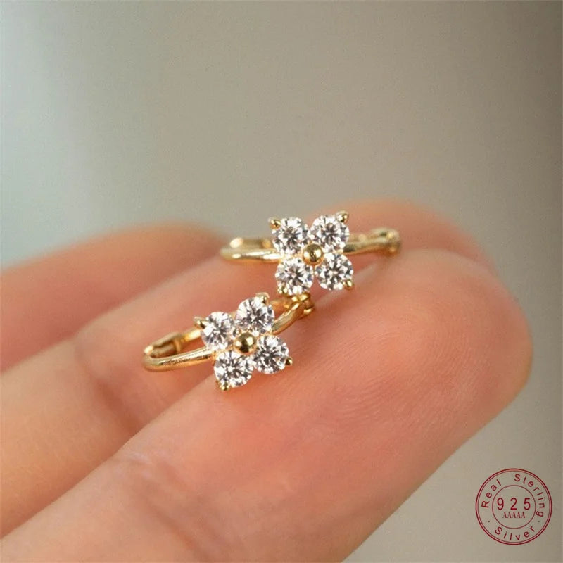 Brinco Flor de Zircônia Banhado a Ouro 18K – Fleur Zircone Simplicité