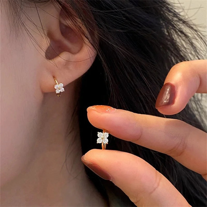 Brinco Flor de Zircônia Banhado a Ouro 18K – Fleur Zircone Simplicité