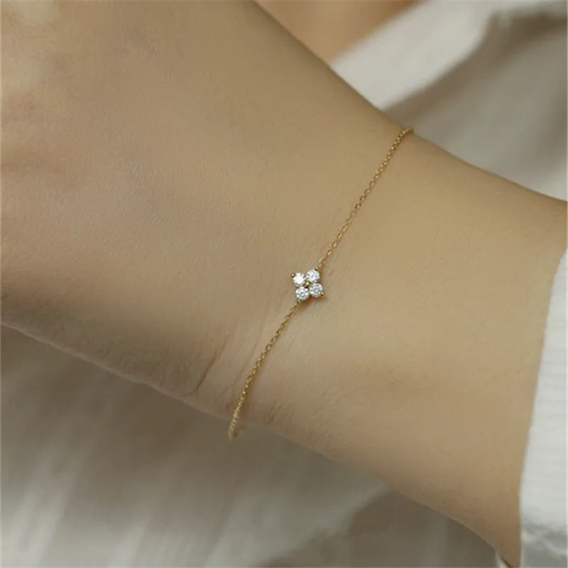 Close do pingente flor de zircônias dourado, prata 925 banhada a ouro 14K, Loja Simplicité