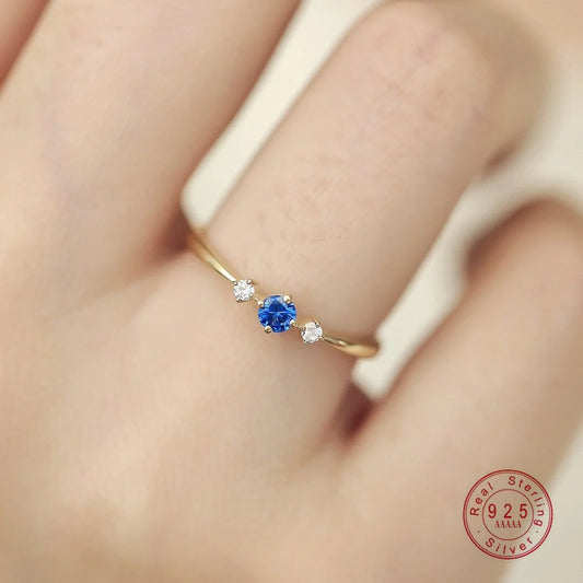 Anel Dourado Zircônia Azul – Goutte de Saphir Simplicité