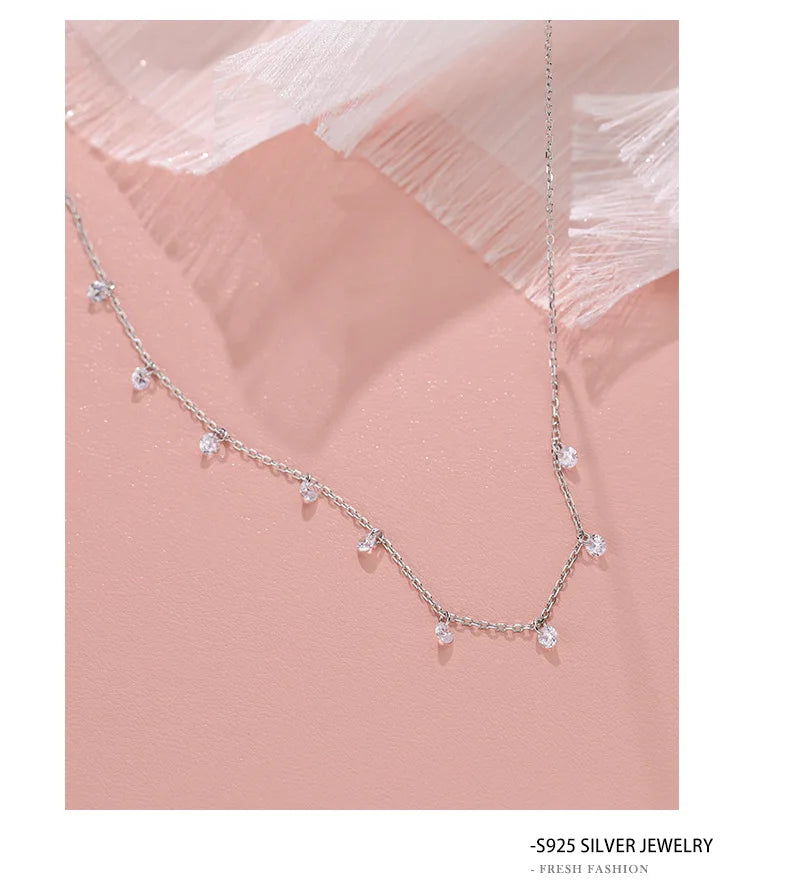 Colar dourado cascata de zircônias em fundo rosé – Loja Simplicité