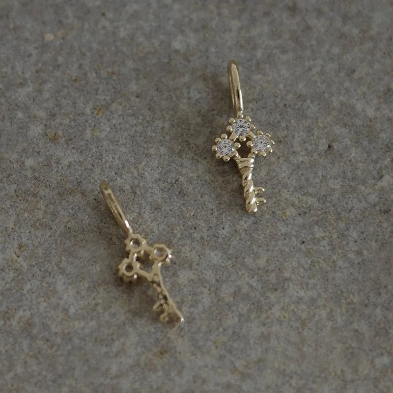 Colar Dourado Mini Chave Zircônia – Petite Clé Brillante Simplicité