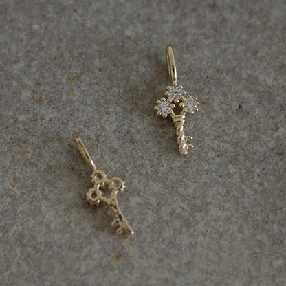 Colar Dourado Mini Chave Zircônia – Petite Clé Brillante Simplicité
