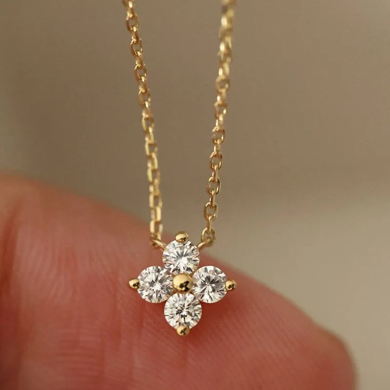 Colar dourado flor de zircônia usado no colo - Loja Simplicité