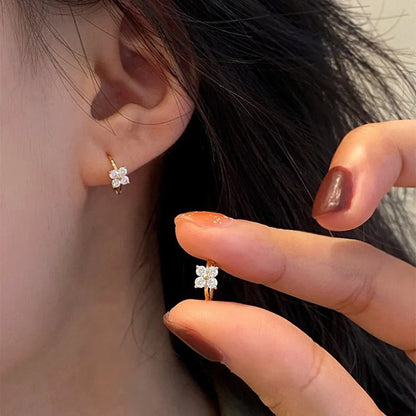 Brinco prata 925 argola trevo banhado ouro 18k com zircônia - Loja Simplicité