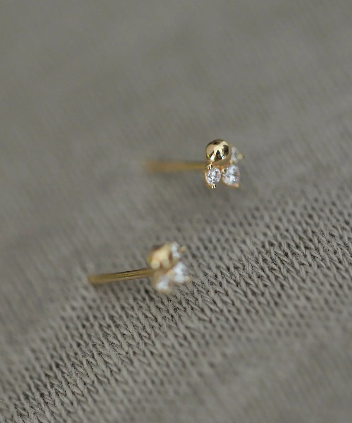 Par de brincos dourados mini cauda de sereia com zircônia, prata 925 banhada a ouro, em fundo branco - Loja Simplicité
