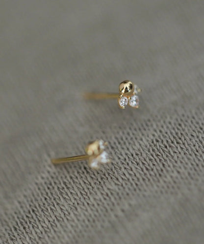 Par de brincos dourados mini cauda de sereia com zircônia, prata 925 banhada a ouro, em fundo branco - Loja Simplicité