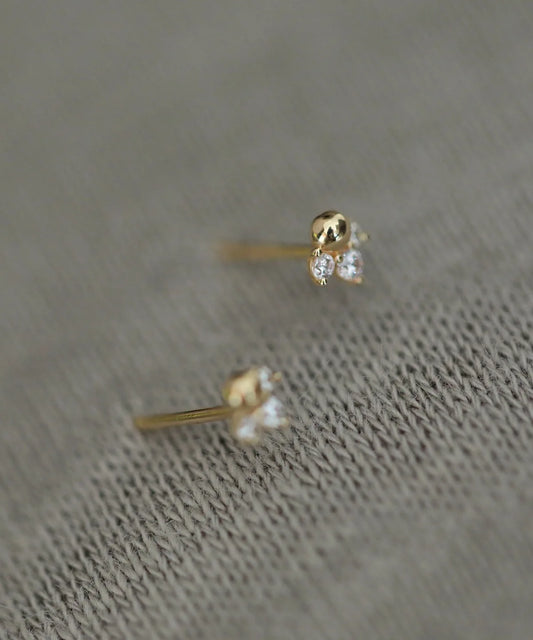 Par de brincos dourados mini cauda de sereia com zircônia, prata 925 banhada a ouro, em fundo branco - Loja Simplicité