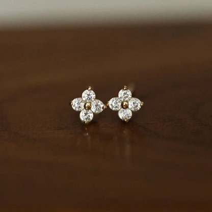 Brinco Ponto Flor Zircônia Incrustada Prata 925 – Fleur Délicate Simplicité