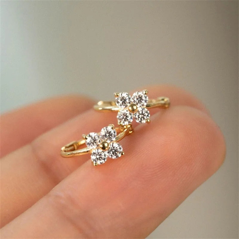 Brinco Flor de Zircônia Banhado a Ouro 18K – Fleur Zircone Simplicité