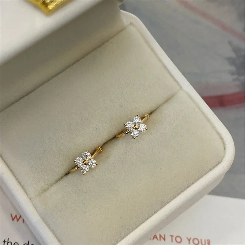 Brinco Flor de Zircônia Banhado a Ouro 18K – Fleur Zircone Simplicité