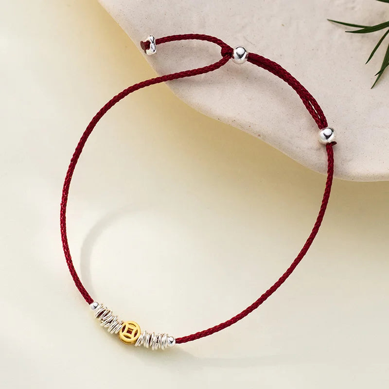 Pulseira dourada de moedas em cordão vermelho ajustável - Loja Simplicité
