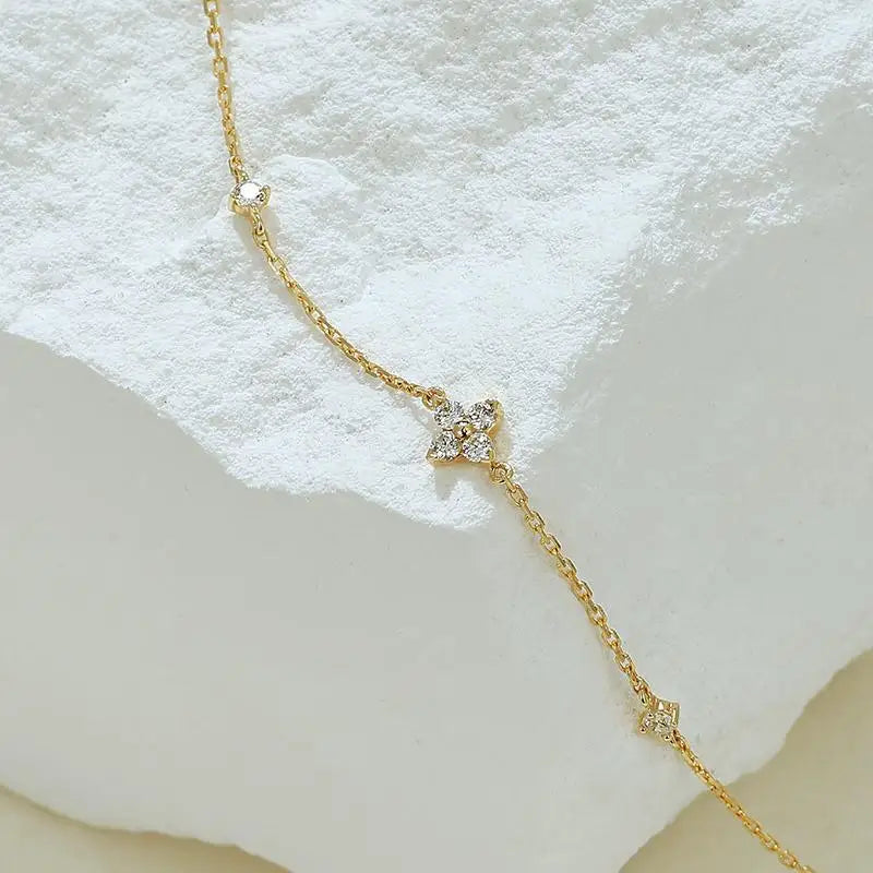 Pulseira Dourada Flor Zircônias Prata 925 – Fleur Précieuse Simplicité