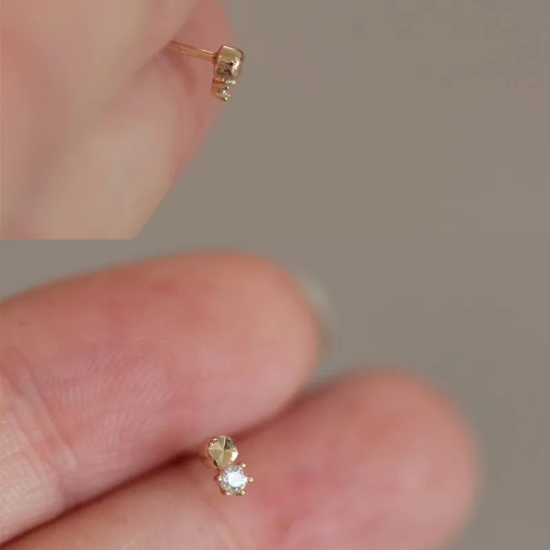 Par de brincos dourados mini cubo de zircônia, prata 925 banhada a ouro - Loja Simplicité