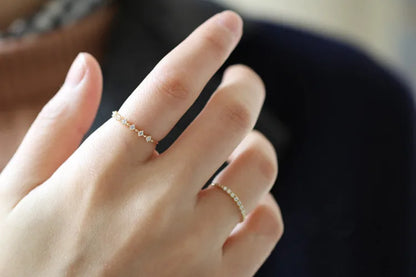 Anel Dourado Pavê Zircônia – Ligne Étincelante Simplicité