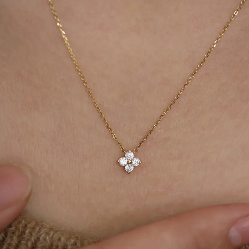 Pingente flor de zircônia dourado na ponta dos dedos - Loja Simplicité