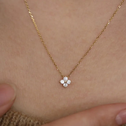 Pingente flor de zircônia dourado na ponta dos dedos - Loja Simplicité