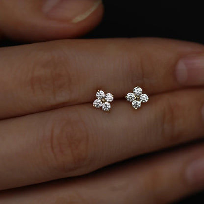 Brinco Ponto Flor Zircônia Incrustada Prata 925 – Fleur Délicate Simplicité
