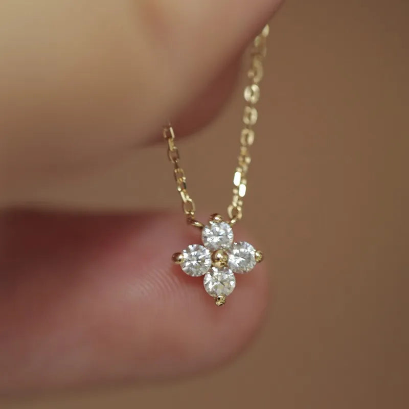 Colar dourado flor de zircônia em uso - Loja Simplicité