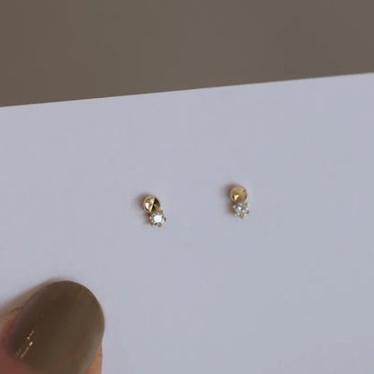 Par de brincos dourados mini cubo de zircônia, prata 925 banhada a ouro, em fundo branco - Loja Simplicité