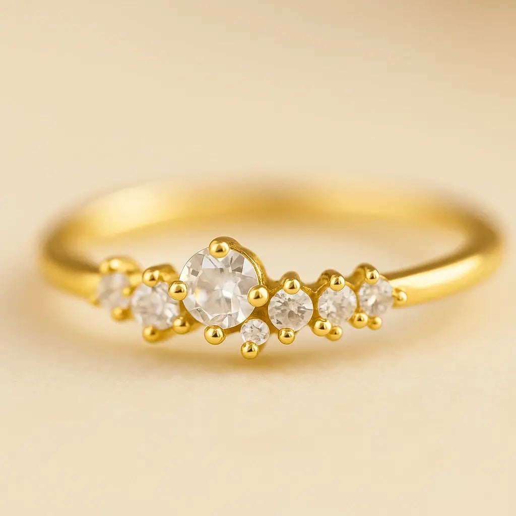 Detalhe macro anel estrelas cravejadas zircônia acabamento polido ouro 18k
